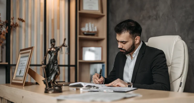 Expertt team providing debt resolution consultation